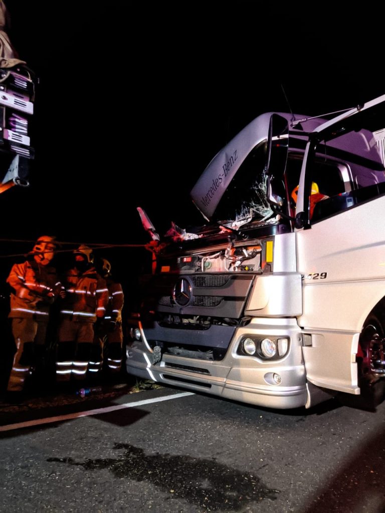 Passageiro fica ferido em colisão entre caminhões na rodovia João Paulo II