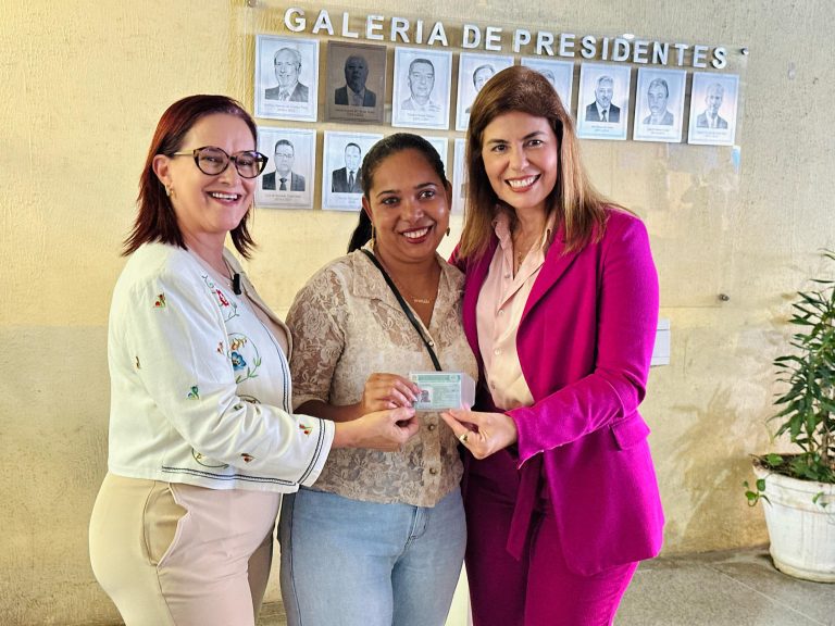 Governo entrega primeiras habilitações do programa CNHs Sociais