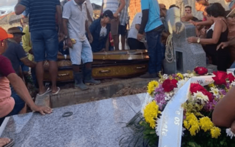 Corpo de mãe morta pelo próprio filho com tiro nas costas é sepultado em Poço Verde
