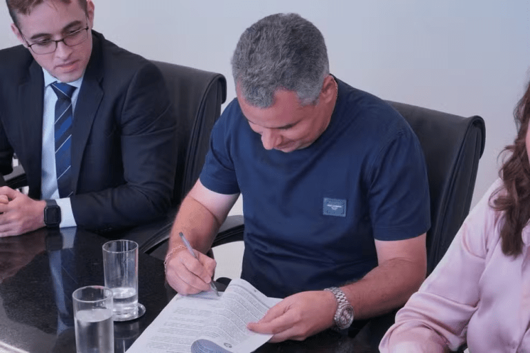 Confiança firma acordo para reverter multa em campanha de combate ao feminicídio