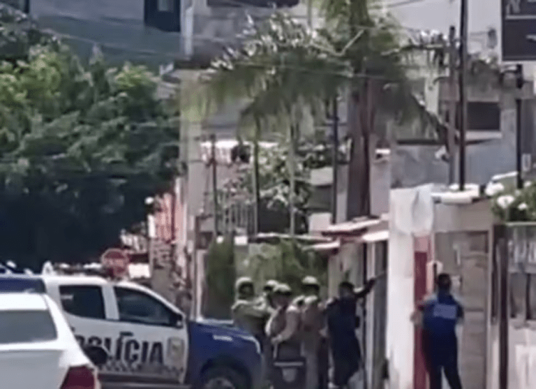 Após negociação com a PM, suspeito de violência doméstica se entrega à polícia em Aracaju