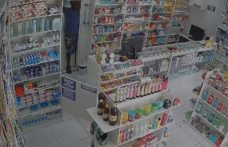 Funcionária de farmácia sofre tentativa de abuso durante assalto