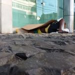 morador-em-situacao-de-rua-deitada-na-calcada.jpg