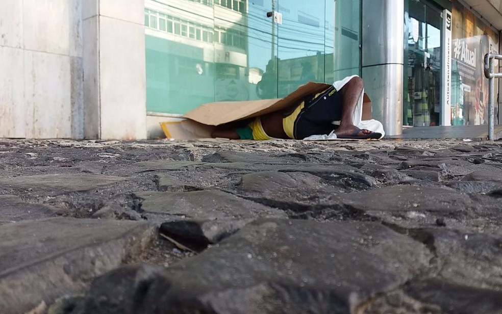 morador-em-situacao-de-rua-deitada-na-calcada.jpg