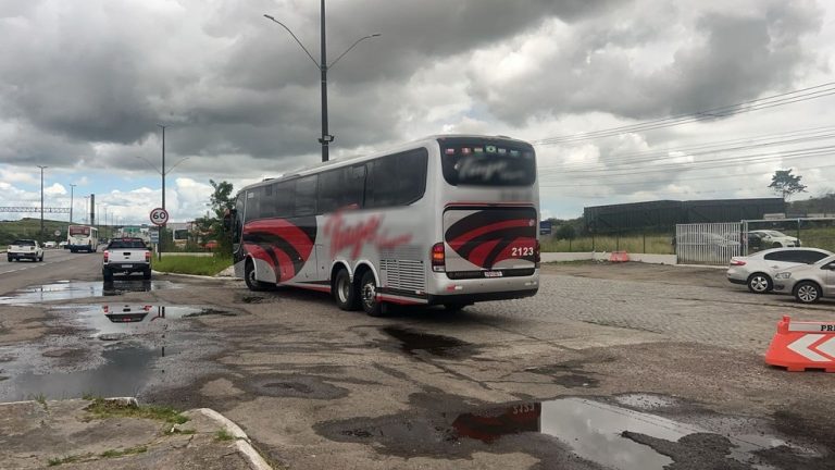 PRF intercepta ônibus suspeito de transporte irregular de trabalhadores em Aracaju