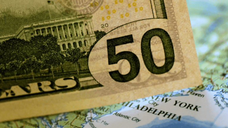 Dólar abre em forte queda e vai a R$ 5,60