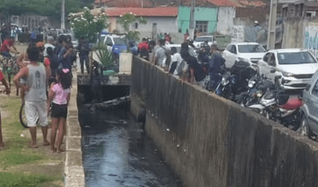 Suspeito de assaltar passageira de ônibus pula em canal para fugir da polícia em Aracaju
