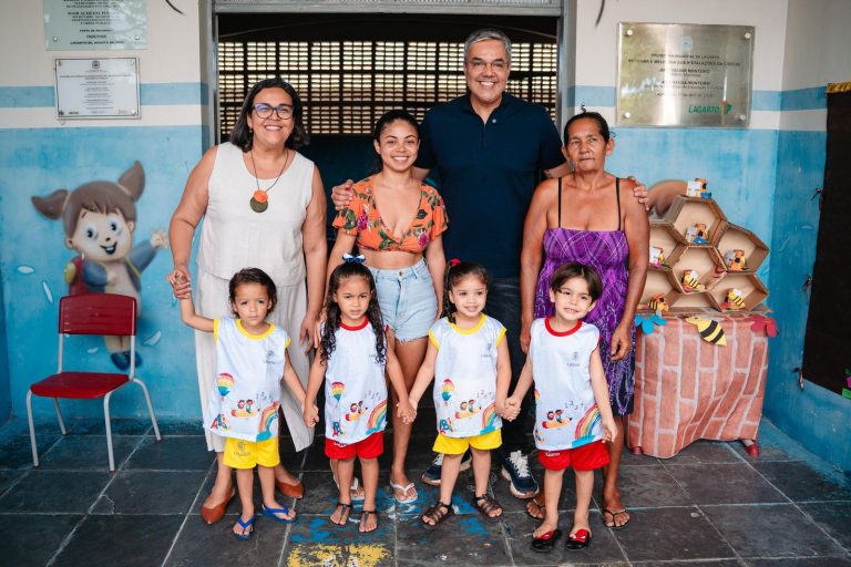 Alunos da Educação Infantil de Lagarto recebem novos fardamentos