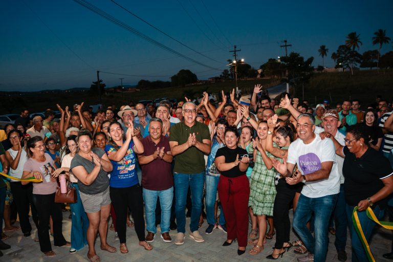 “A entrega da pavimentação do povoado Sobrado é um presente da nossa gestão para os moradores”, afirma Sérgio Reis
