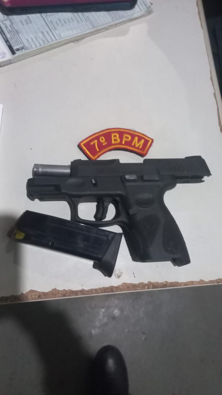 Homem é flagrado com arma após efetuar disparos em via pública na Colônia Treze