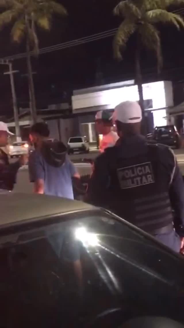 Influenciadores são abordados pela PM enquanto gravavam vídeo na Orla de Aracaju