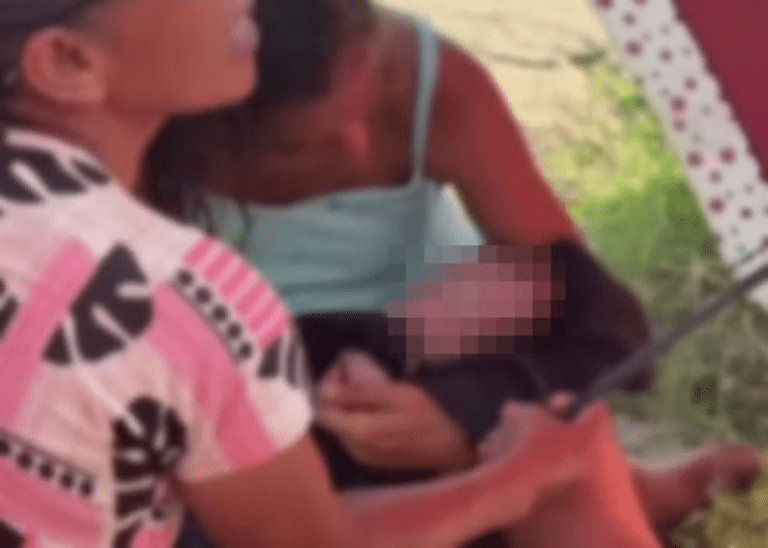 Mulher em situação de rua dá à luz em calçada