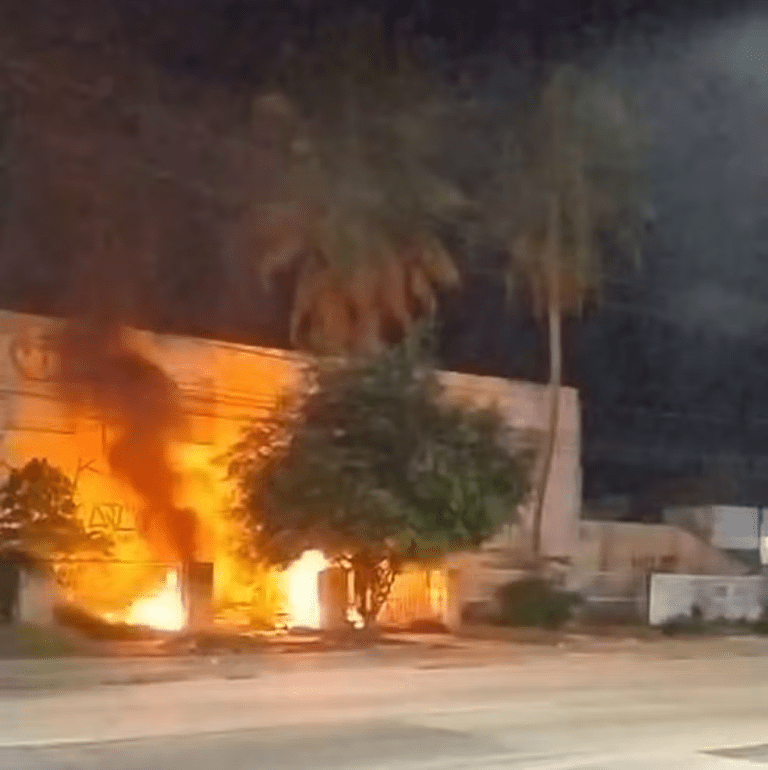 Prédio abandonado pega fogo no bairro Industrial em Aracaju