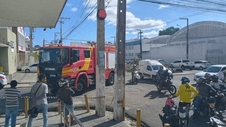 Acidente entre carro do Corpo de Bombeiros e motocicleta deixa duas pessoas feridas