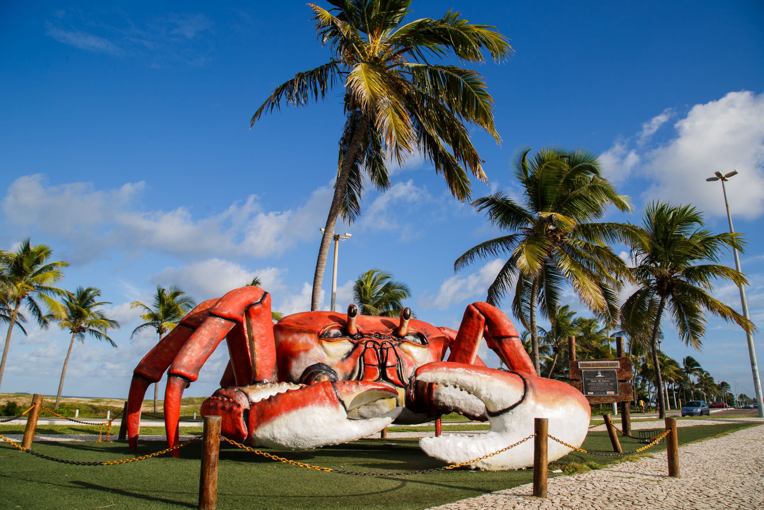 Na Orla da Atalaia, crustáceo gigante na Passarela do Caranguejo atrai turistas / Foto: Max Carlos/Setur