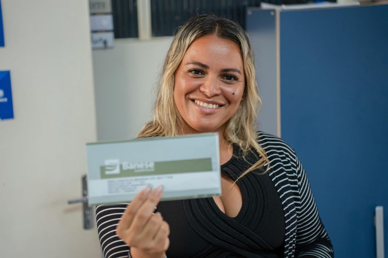 Prefeitura de Lagarto entrega cartões do programa CMais Mulher