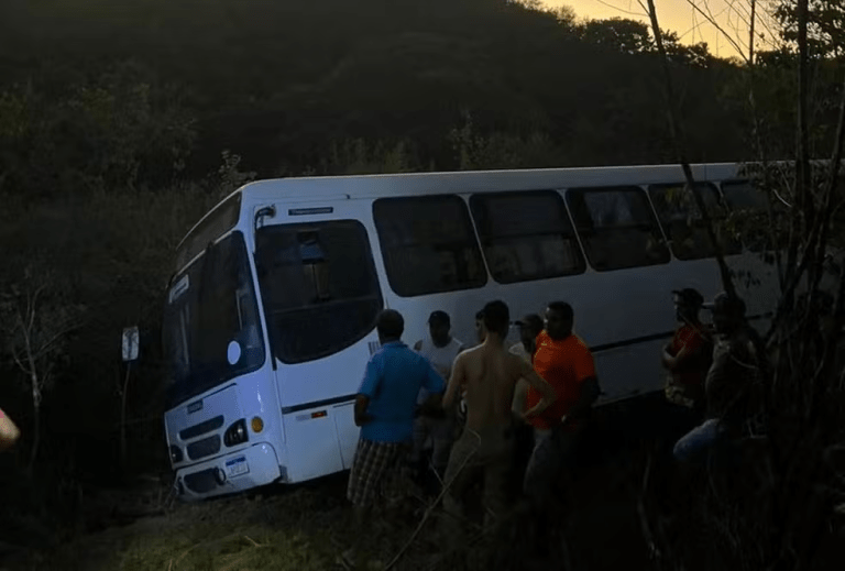 Perícia de ônibus que caiu de ponte e matou duas pessoas em Dores é realizada