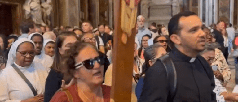 ‘Esperamos que o novo papa faça um trabalho tão bom como o de Francisco’, diz sergipana que está na Itália para o conclave