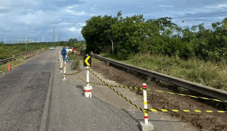 Trecho da rodovia SE-240 é bloqueado após cratera dificultar tráfego de veículos na região