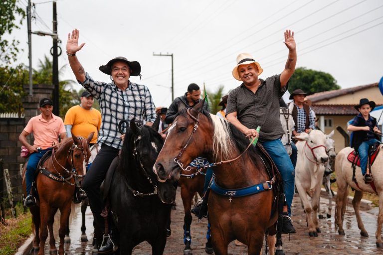 Ao lado do prefeito Sérgio, deputado Ibrain participa do 34º Casamento Caipira do Brejo