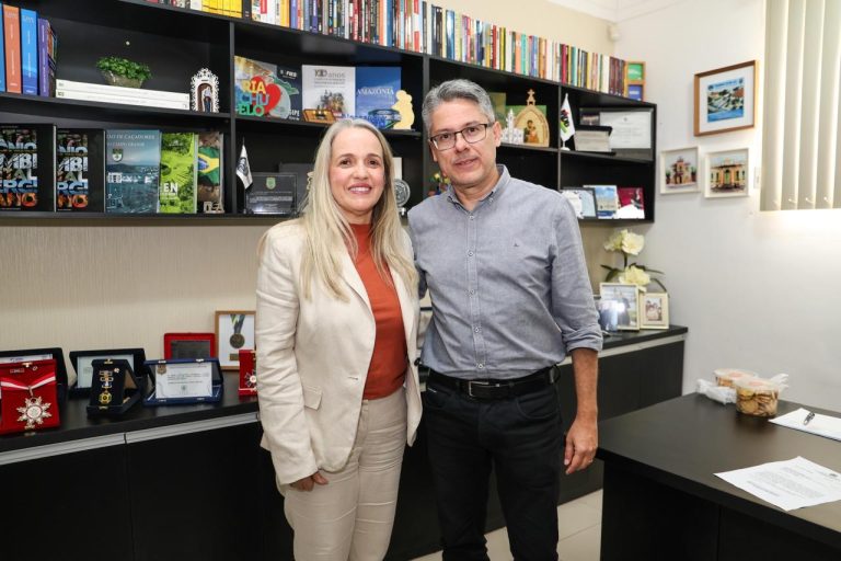 Prefeita em exercício Suely Menezes garante junto ao senador Alessandro Vieira recursos para aquisição de retroescavadeira para Lagarto