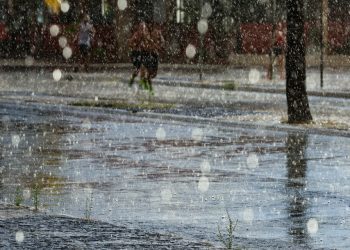 Previsão do tempo renova alerta de chuvas intensas até amanhã