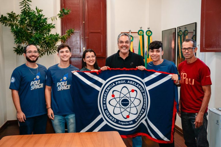 Prefeito Sérgio recebe alunos que representarão Lagarto na Copa Nordeste de Foguetes