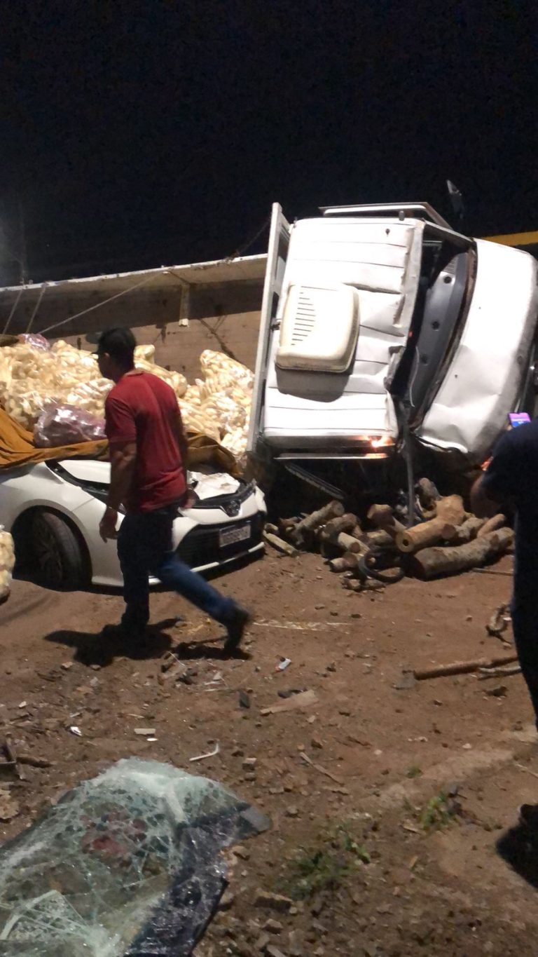 Mercedinha carregada de batata doce tomba sobre carro em Itabaiana