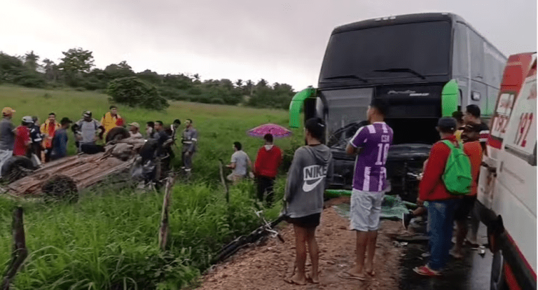 Carro capota após colidir com ônibus na SE-339; uma pessoa morreu