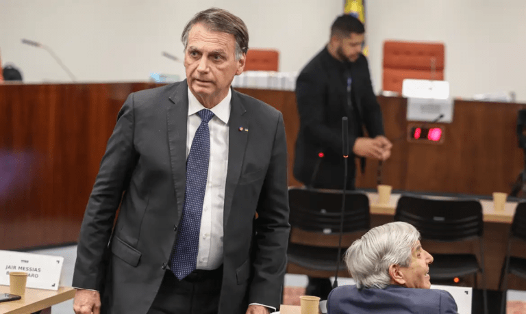 Bolsonaro nega plano de golpe, pede desculpa ao STF e critica urnas