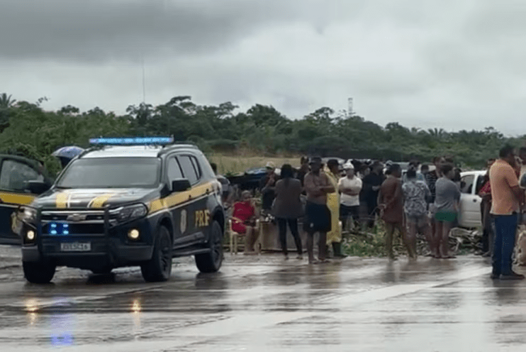 Manifestantes fecham trecho da BR-101 durante protesto em Maruim