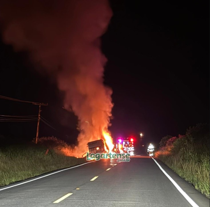 Caminhão carregado de madeira pega fogo próximo ao Hospital de Amor em Lagarto