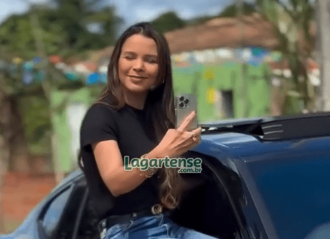 Prefeita de Umbaúba é criticada após aparecer sentada na janela de carro de luxo durante visita a comunidade