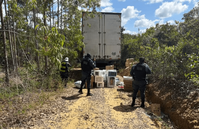 Polícia troca tiros com assaltantes e recupera parte de carga roubada entre SE e BA