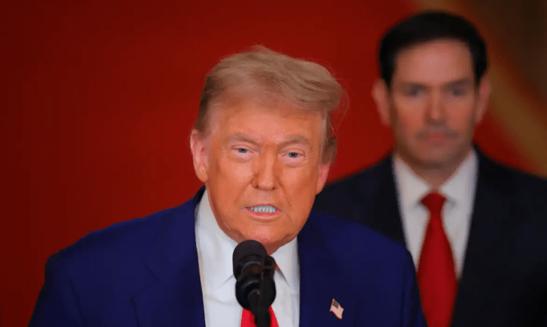 Trump assina tarifa de 50% e considera Brasil ameaça aos EUA