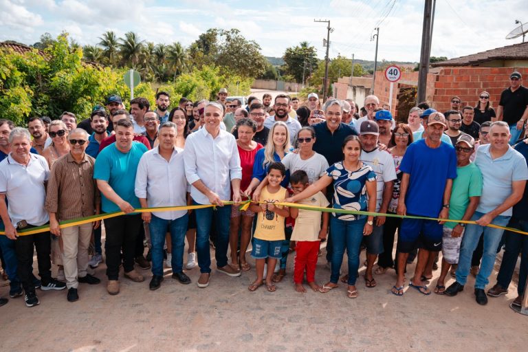 Prefeito Sérgio e Fábio Reis assinam ordem de serviço no Sobrado e inaugura pavimentação na Colônia 13