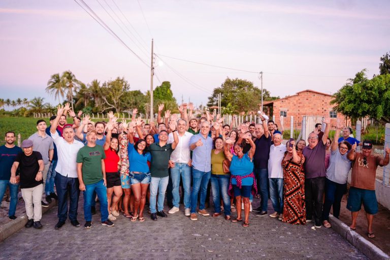 Prefeito Sérgio Reis autoriza calçamento no povoado Jenipapo