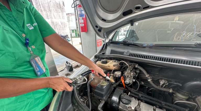 Taxistas e motoristas de aplicativo comemoram redução na tarifa do GNV