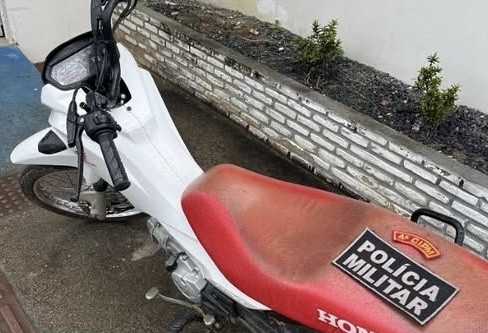 Polícia Militar prende suspeitos de roubar motocicleta em Simão Dias
