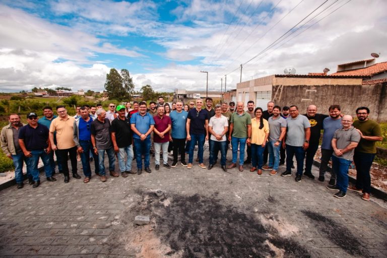 Parceria entre Prefeitura e Governo garante calçamento no bairro Limoeiro