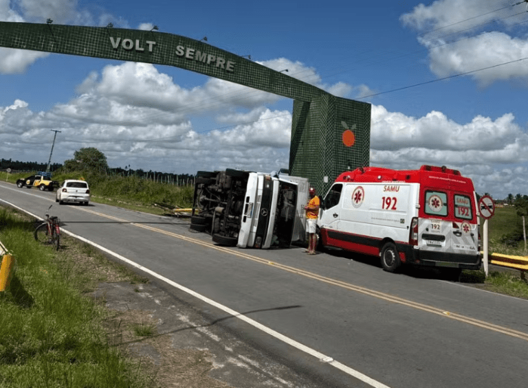 Caminhão tomba e deixa homem  ferido em Boquim