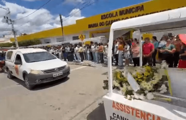 Familiares e amigos se despedem de avô e netos vítimas de acidente na rodovia SE-230