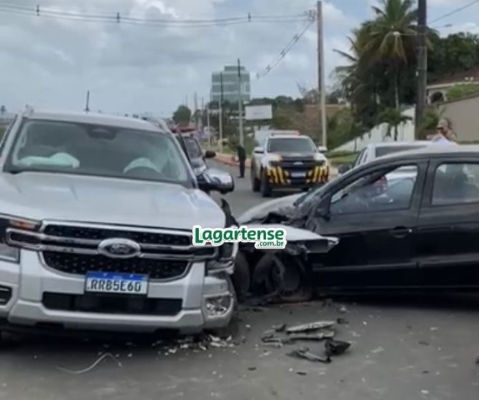 Grave acidente envolvendo quatro veículos deixa trânsito interditado em Lagarto