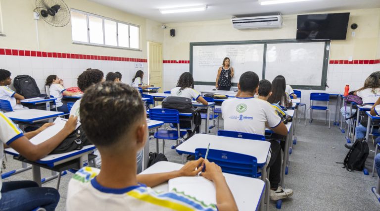 Governo autoriza realização de concurso para professor da rede estadual