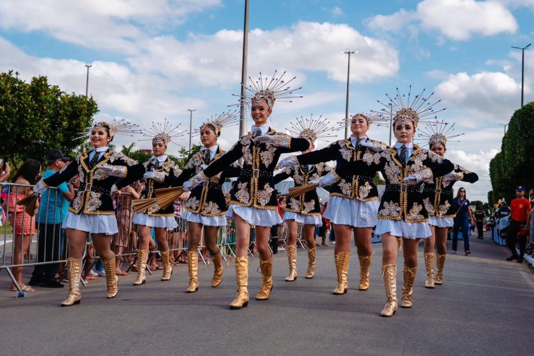 Prefeito Sérgio Reis acompanha desfile cívico-cultural na Colônia 13