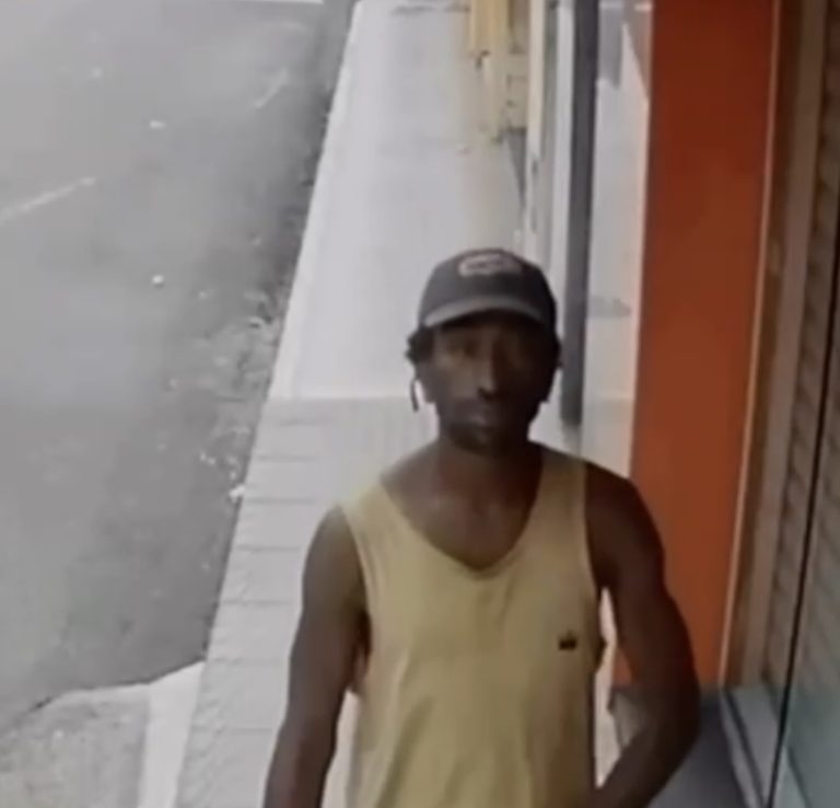 Homem é flagrado mudando posição de câmera de segurança em Lagarto