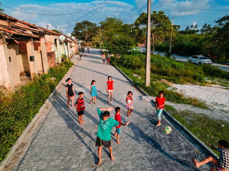 Prefeito Sérgio vistoria obra de pavimentação da Estrada das 11 Casas