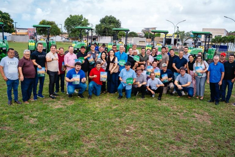 Deputado Fábio Reis entrega sete tratores para fortalecer agricultura em Sergipe