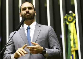 Moraes envia denúncia contra Eduardo Bolsonaro para Hugo Motta
