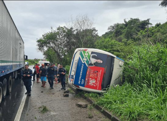 Ônibus da Coopertalse capota na BR-101